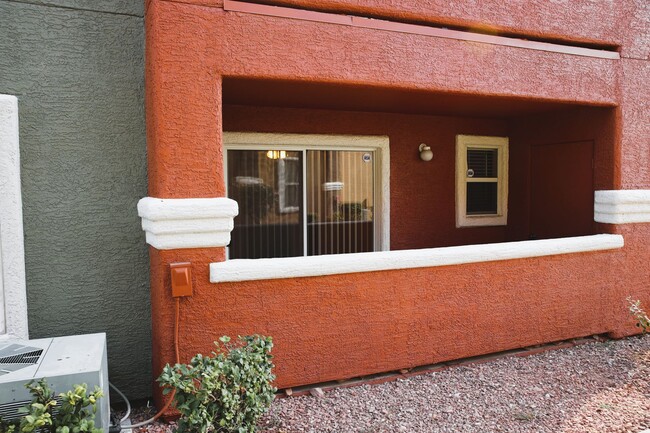 Building Photo - SW - CONDO - 2 BEDROOM - 1ST FLOOR
