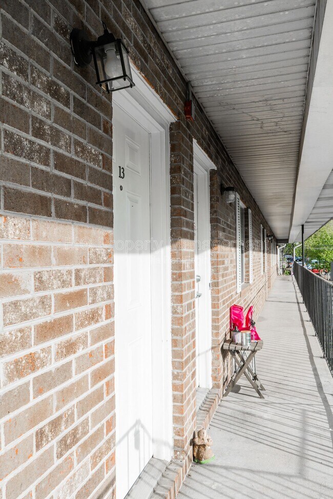 Building Photo - 706 E Inskip Dr