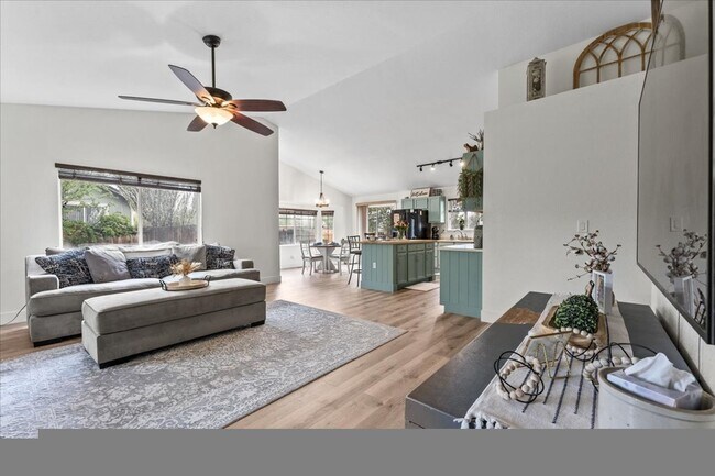 Foto del edificio - .42 Acres - UPGRADED FLOORING - FIRE PIT -...
