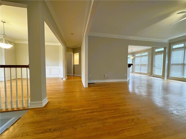 Building Photo - 907 Lenox Ct NE