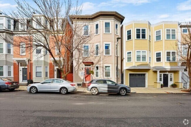 Building Photo - 472 E 3rd St