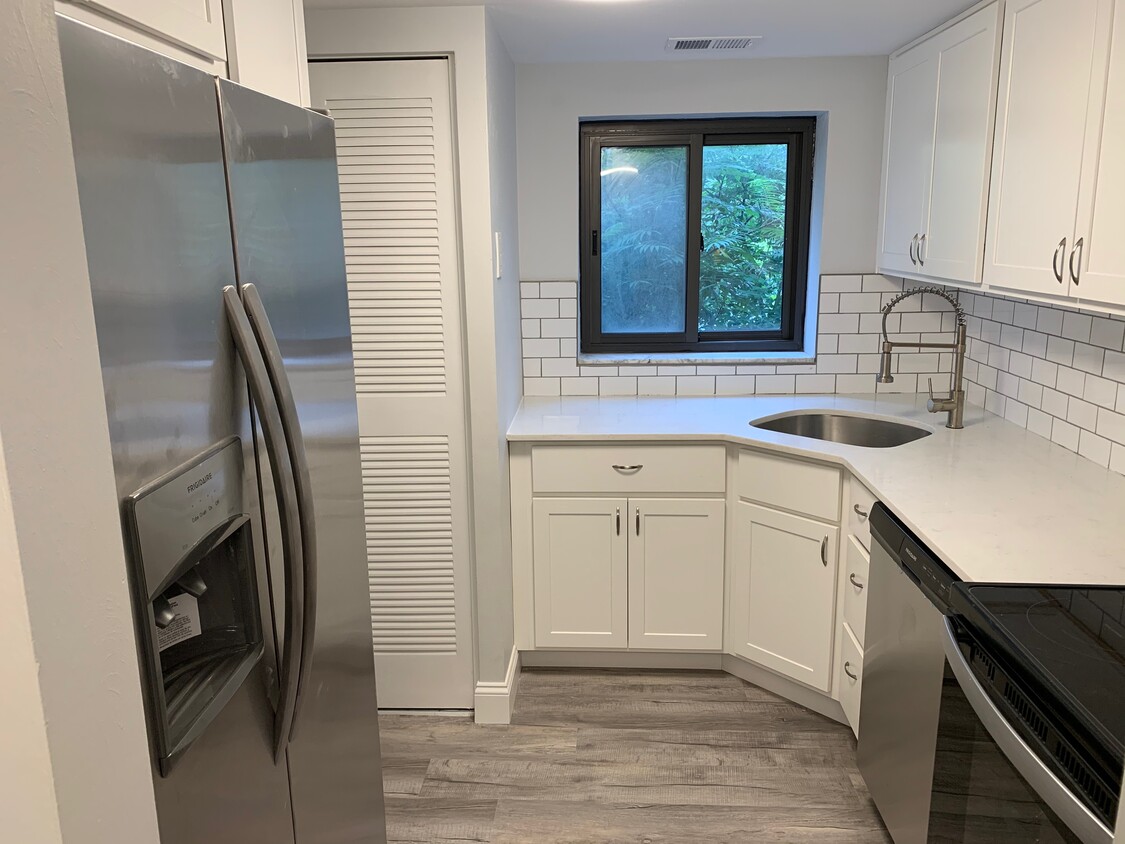 Kitchen - 3457 Evergreen Rd