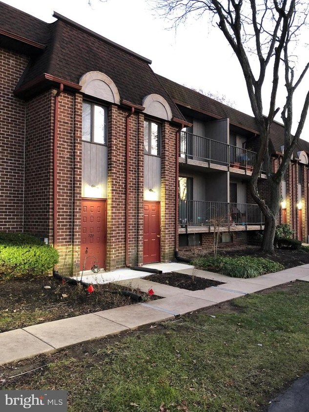 Primary Photo - 722 Putnam Blvd
