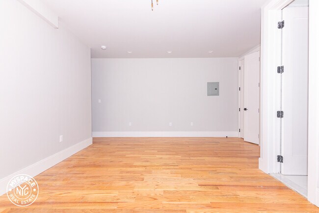 Building Photo - 245 Sullivan Pl