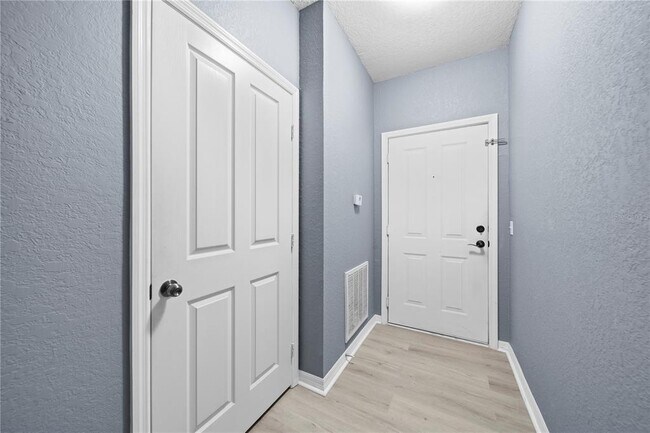 Building Photo - 3010 Hemingway Cir