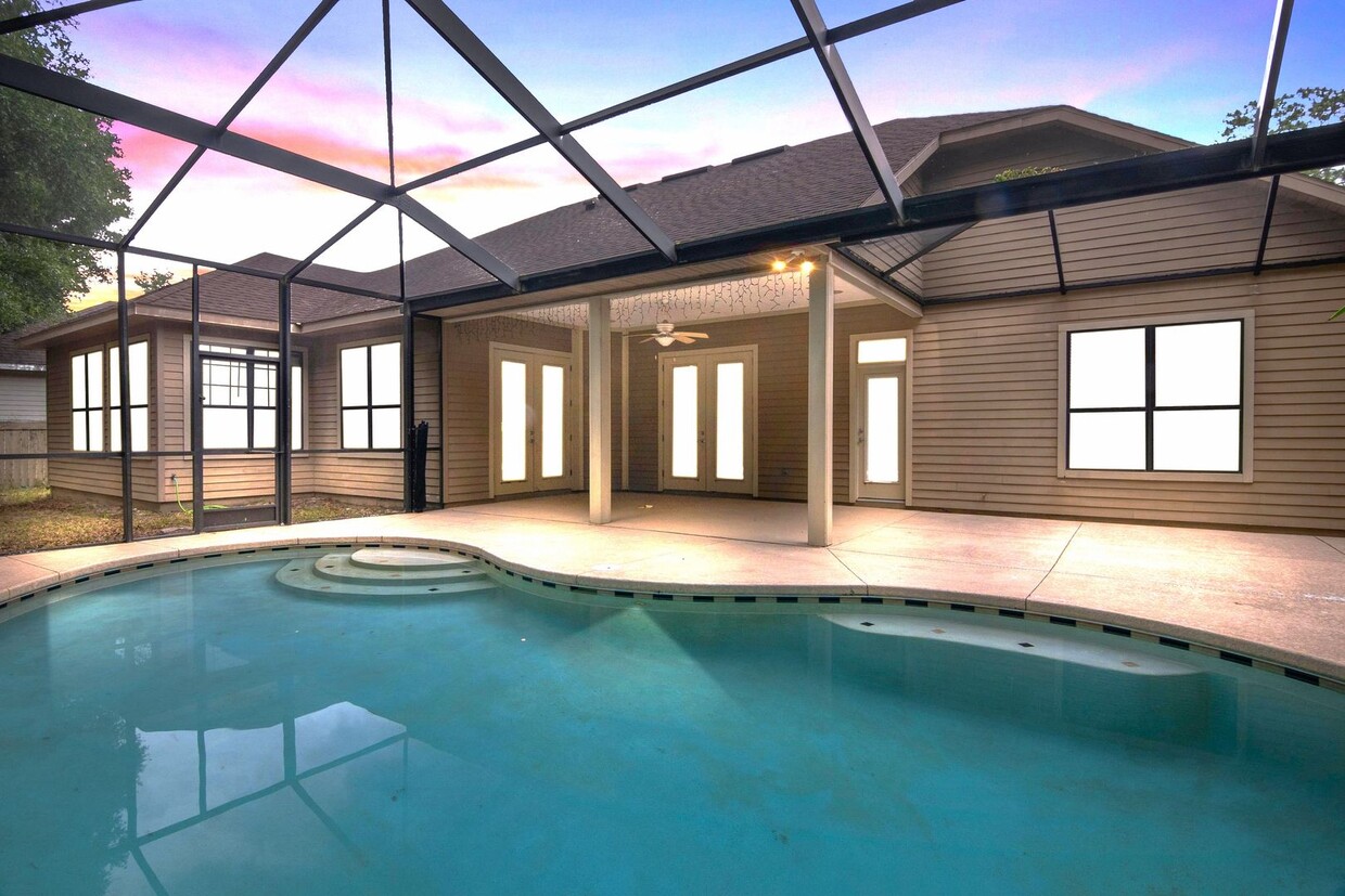 Primary Photo - Stunning 4BR/2.5BA Pool Home located in El...