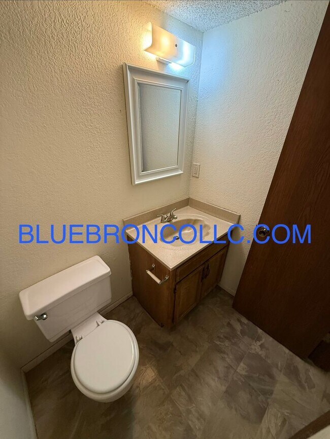 Foto del edificio - Spacious 2 Bedroom unit for a great price!