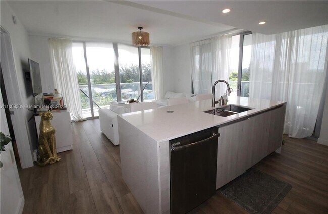 Foto del edificio - 13800 Highland Dr