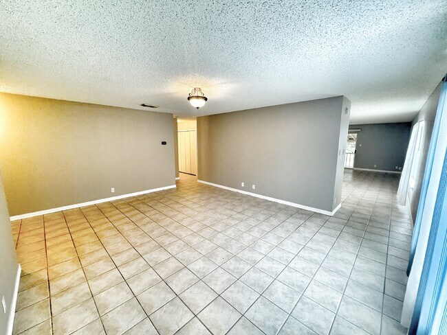 Foto del edificio - "Charming 3 Bed, 2 Bath Home in San Antoni...