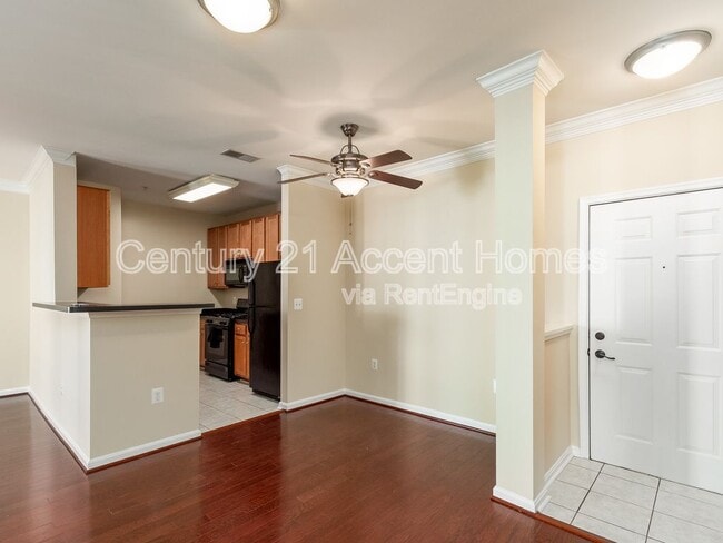 Building Photo - 4862 Eisenhower Ave