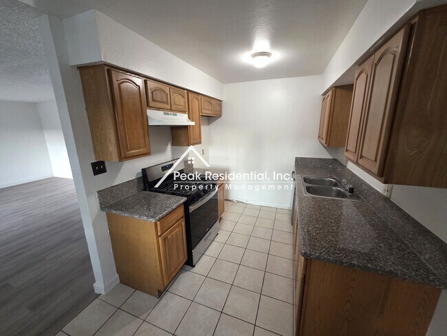 Foto del edificio - Updated 2bd/1ba Roseville Duplex near Oakmont H.S.