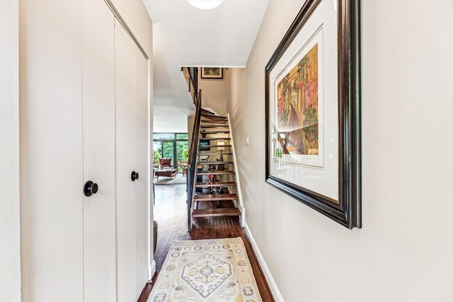 Foto del edificio - Chic Two-Level Condo in Prime SW Waterfron...