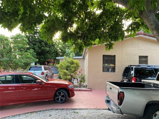 Foto del edificio - 691 NW 187th St