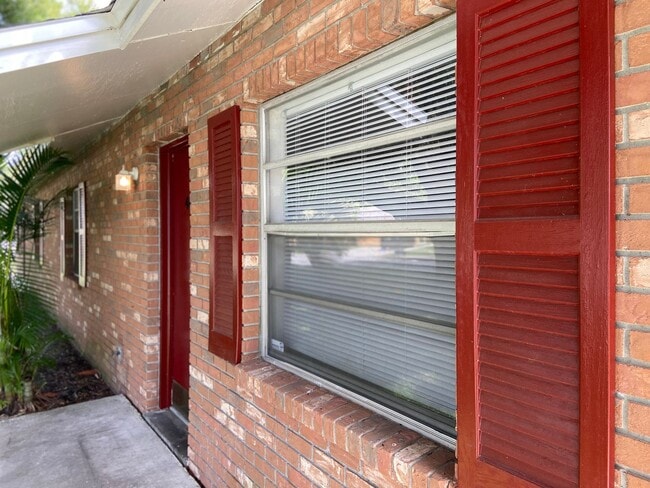 Building Photo - Renovated 2/1 Duplex in Lakeland!