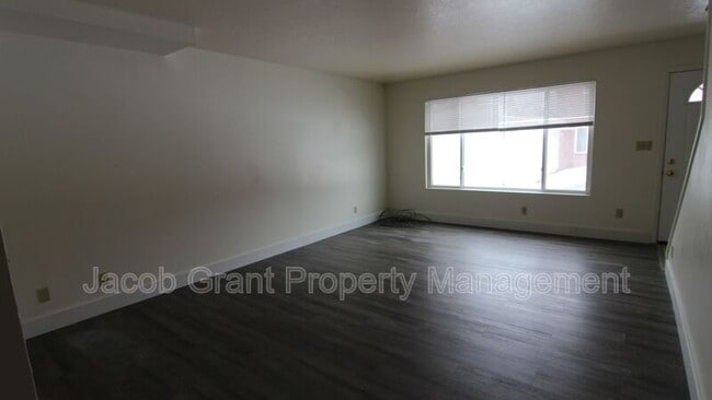 Building Photo - 2140 St Clair Rd