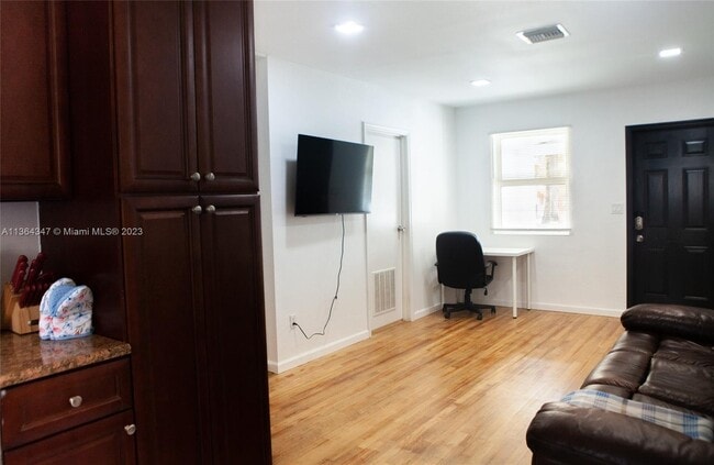 Foto del edificio - 1821 Harding St