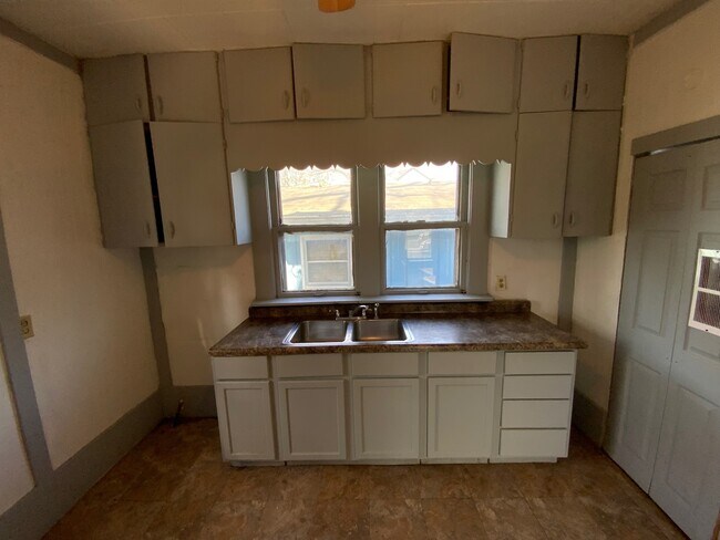 Building Photo - 1308 Lape St