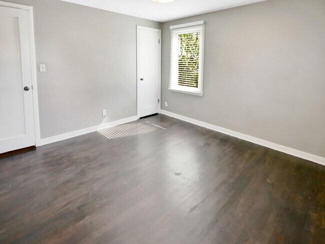 Foto del edificio - 2 Bed and 1 Bath Charming Single-Family Ho...