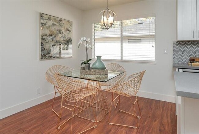 Foto del edificio - Gorgeous Remodeled 2 Bedroom 1 Bath Condo ...