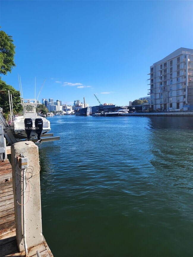 Foto del edificio - 1000 NW N River Dr