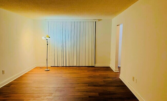 Foto del edificio - 492 NW 165th Street Rd