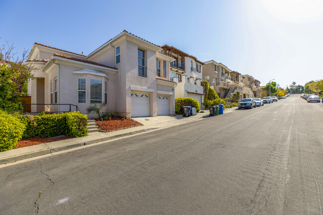 Building Photo - 651 S Ave 61