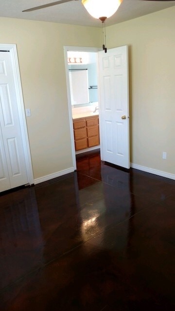 Building Photo - 712 Meadowbrook Dr