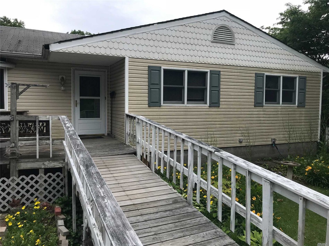 Primary Photo - 136 Grandview Ln