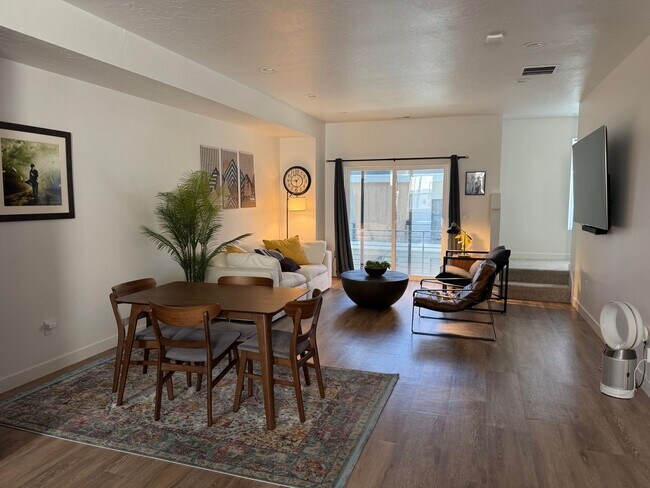 Foto del edificio - Charming 2BR Townhome in Centerville