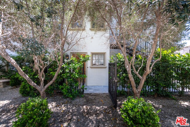 Building Photo - 906 Benedict Canyon Drive