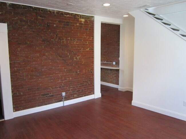Building Photo - Beautiful 3 bed, 1 bath luxury apartment S...