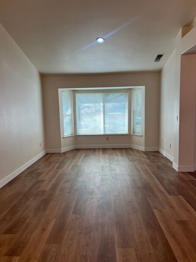 Foto del edificio - COMPLETELY REMODELED 3 BEDROOM HOUSE IN W. ROSEVILLE!!