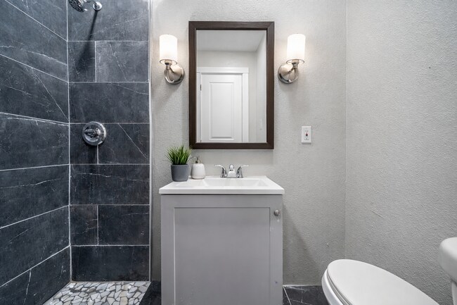 Foto del edificio - 2115 Broadway Avenue J