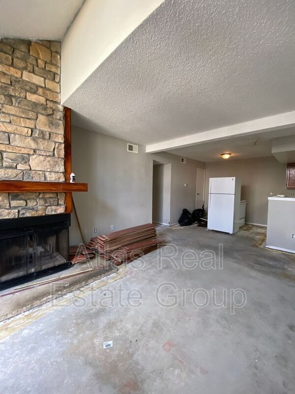 Building Photo - 931 S Zeno Way