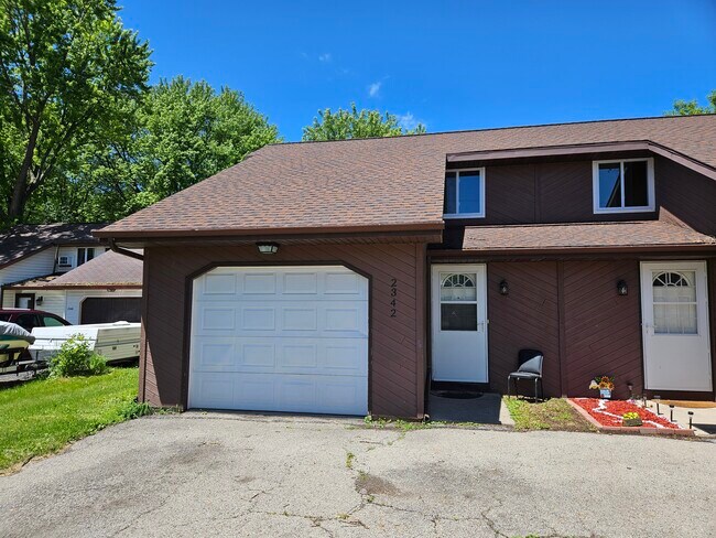 Building Photo - 2342 S Ridge Rd