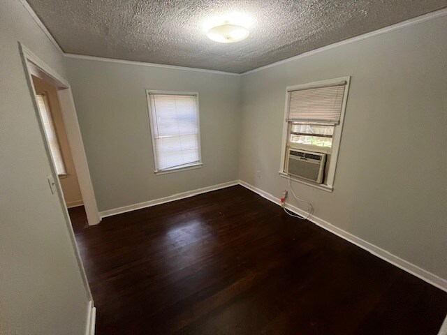 Building Photo - 713 Broadmoor Dr