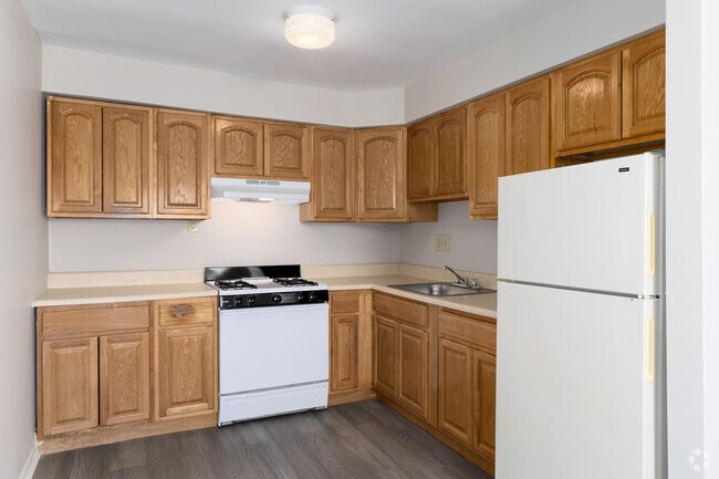 1BR, 1BA - 650-720SF - Kitchen - Algon Arms