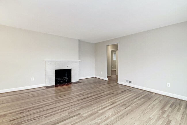 Foto del edificio - 3 Bed 2.5 Bathroom - Chevy Chase Rancher -...