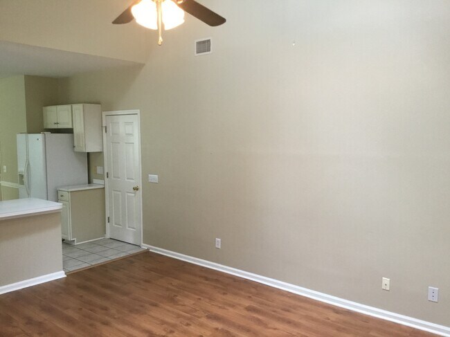 Building Photo - 1368 Yorkshire Place NW