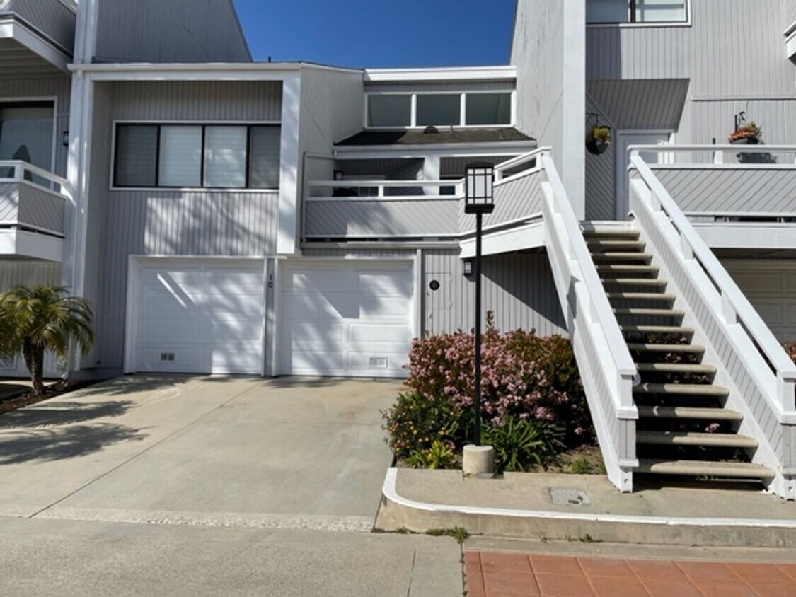 Primary Photo - Completely Remodeled 2 Level Condo in Newp...