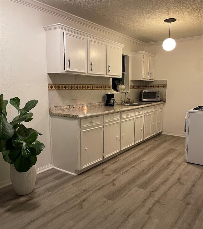 Foto del edificio - 6101 Maywood Dr