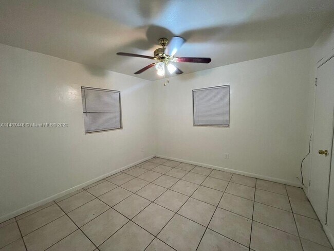 Foto del edificio - 905 NW 24th Ave