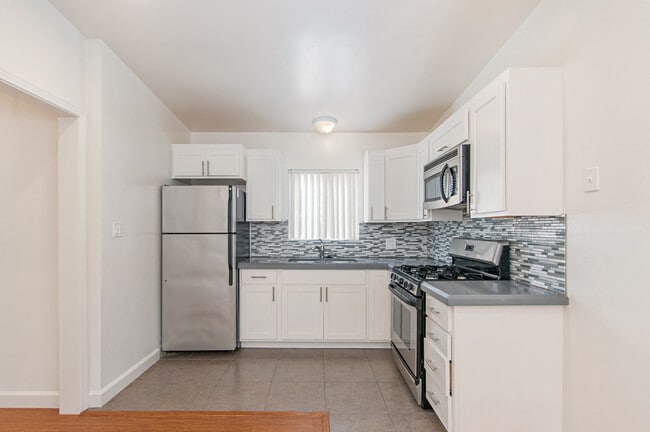 Building Photo - PERFECTLY LOCATED 2 BD / 1 BA UPSTAIRS APA...