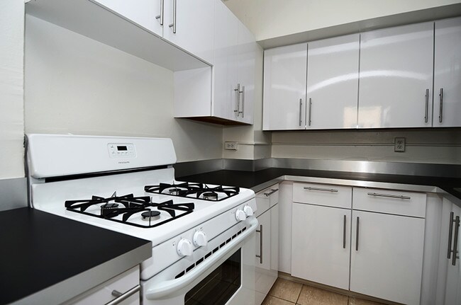 Foto del edificio - 2756 N Pine Grove Ave