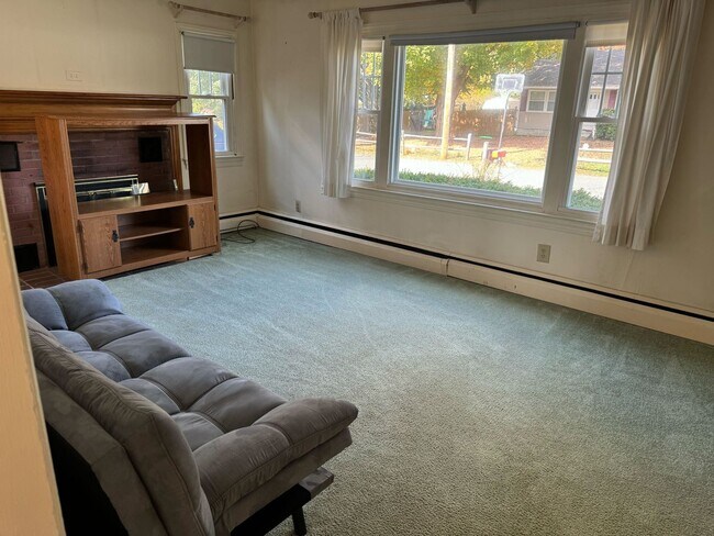 Foto del edificio - 5 Bedroom 2 Bathroom Home in Idyllic Neighborhood