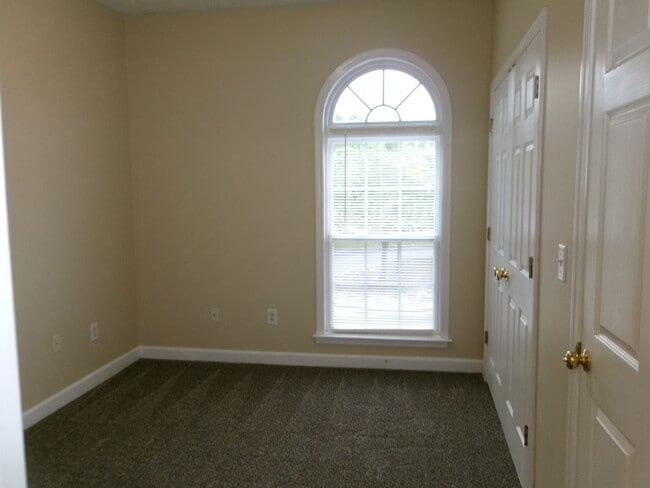 Building Photo - 3 bedroom, 2 bath condo in Carolina Willows