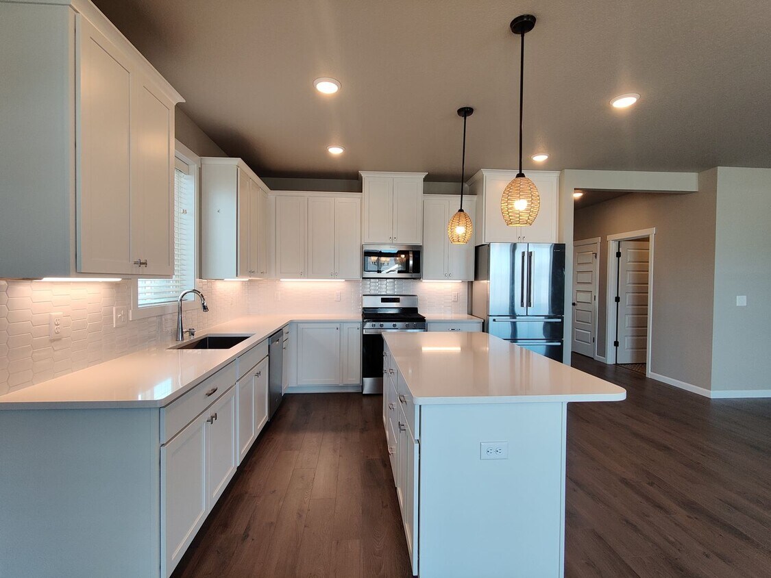 Foto principal - Gorgeous Newer Single Family Home in West ...