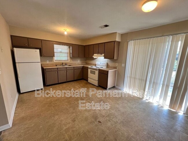 Building Photo - 2102 Winifred Ln