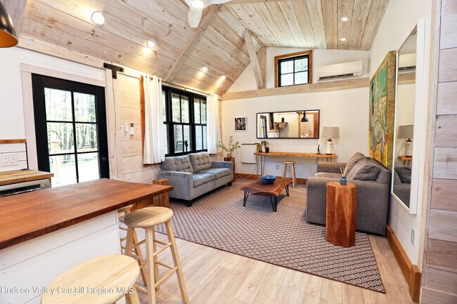 Foto del edificio - 213 Chestnut Hill Rd