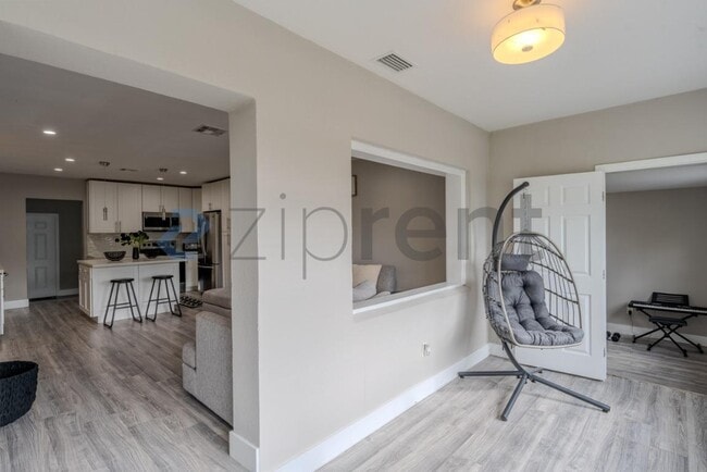 Building Photo - Unit